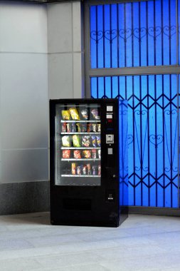 Kahire, Mısır, 11 Mart 2023: Otomatik perakende, self-servis kategorisi, yazılım entegrasyonları ve seçici odaklanma yoluyla tam otomatik perakende satış mağazaları olarak çalışan standalone kioskları