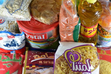 Kahire, Mısır, 12 Mart 2023: Temel ve temel gıda malzemeleri yağ, ghee, şeker, mercimek, fava fasülyesi, pirinç, makarna, tuz, çay ve Ramazan ayı günleri, hindistan cevizi, kayısı ezmesi, kuru üzüm, yer fıstığı