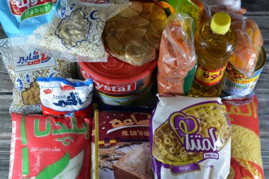 Kahire, Mısır, 12 Mart 2023: Temel ve temel gıda malzemeleri yağ, ghee, şeker, mercimek, fava fasülyesi, pirinç, makarna, tuz, çay ve Ramazan ayı günleri, hindistan cevizi, kayısı ezmesi, kuru üzüm, yer fıstığı