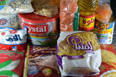 Kahire, Mısır, 12 Mart 2023: Temel ve temel gıda malzemeleri yağ, ghee, şeker, mercimek, fava fasülyesi, pirinç, makarna, tuz, çay ve Ramazan ayı günleri, hindistan cevizi, kayısı ezmesi, kuru üzüm, yer fıstığı
