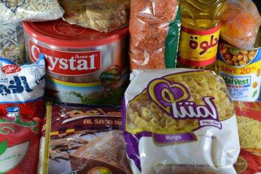 Kahire, Mısır, 12 Mart 2023: Temel ve temel gıda malzemeleri yağ, ghee, şeker, mercimek, fava fasülyesi, pirinç, makarna, tuz, çay ve Ramazan ayı günleri, hindistan cevizi, kayısı ezmesi, kuru üzüm, yer fıstığı