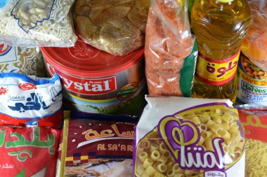 Kahire, Mısır, 12 Mart 2023: Temel ve temel gıda malzemeleri yağ, ghee, şeker, mercimek, fava fasülyesi, pirinç, makarna, tuz, çay ve Ramazan ayı günleri, hindistan cevizi, kayısı ezmesi, kuru üzüm, yer fıstığı