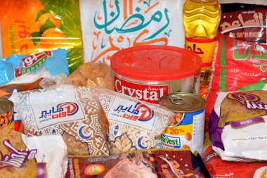 Kahire, Mısır, 12 Mart 2023: Temel ve temel gıda malzemeleri yağ, ghee, şeker, mercimek, fava fasülyesi, pirinç, makarna, tuz, çay ve Ramazan ayı günleri, hindistan cevizi, kayısı ezmesi, kuru üzüm, yer fıstığı