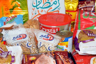 Kahire, Mısır, 12 Mart 2023: Temel ve temel gıda malzemeleri yağ, ghee, şeker, mercimek, fava fasülyesi, pirinç, makarna, tuz, çay ve Ramazan ayı günleri, hindistan cevizi, kayısı ezmesi, kuru üzüm, yer fıstığı