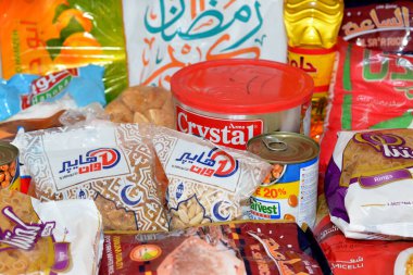 Kahire, Mısır, 12 Mart 2023: Temel ve temel gıda malzemeleri yağ, ghee, şeker, mercimek, fava fasülyesi, pirinç, makarna, tuz, çay ve Ramazan ayı günleri, hindistan cevizi, kayısı ezmesi, kuru üzüm, yer fıstığı