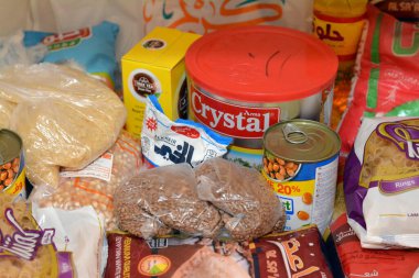 Kahire, Mısır, 12 Mart 2023: Temel ve temel gıda malzemeleri yağ, ghee, şeker, mercimek, fava fasülyesi, pirinç, makarna, tuz, çay ve Ramazan ayı günleri, hindistan cevizi, kayısı ezmesi, kuru üzüm, yer fıstığı