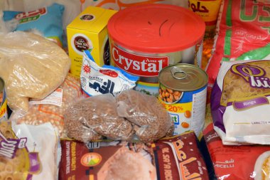Kahire, Mısır, 12 Mart 2023: Temel ve temel gıda malzemeleri yağ, ghee, şeker, mercimek, fava fasülyesi, pirinç, makarna, tuz, çay ve Ramazan ayı günleri, hindistan cevizi, kayısı ezmesi, kuru üzüm, yer fıstığı