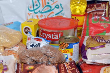 Kahire, Mısır, 12 Mart 2023: Temel ve temel gıda malzemeleri yağ, ghee, şeker, mercimek, fava fasülyesi, pirinç, makarna, tuz, çay ve Ramazan ayı günleri, hindistan cevizi, kayısı ezmesi, kuru üzüm, yer fıstığı