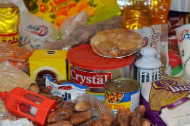 Kahire, Mısır, 12 Mart 2023: Temel ve temel gıda malzemeleri yağ, ghee, şeker, mercimek, fava fasülyesi, pirinç, makarna, tuz, çay ve Ramazan ayı günleri, hindistan cevizi, kayısı ezmesi, kuru üzüm, yer fıstığı