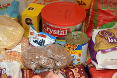 Kahire, Mısır, 12 Mart 2023: Temel ve temel gıda malzemeleri yağ, ghee, şeker, mercimek, fava fasülyesi, pirinç, makarna, tuz, çay ve Ramazan ayı günleri, hindistan cevizi, kayısı ezmesi, kuru üzüm, yer fıstığı