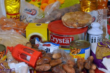 Kahire, Mısır, 12 Mart 2023: Temel ve temel gıda malzemeleri yağ, ghee, şeker, mercimek, fava fasülyesi, pirinç, makarna, tuz, çay ve Ramazan ayı günleri, hindistan cevizi, kayısı ezmesi, kuru üzüm, yer fıstığı