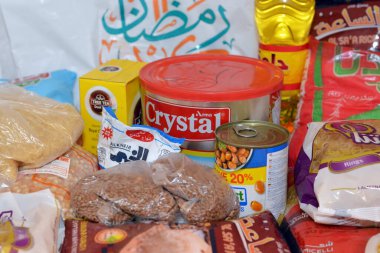 Kahire, Mısır, 12 Mart 2023: Temel ve temel gıda malzemeleri yağ, ghee, şeker, mercimek, fava fasülyesi, pirinç, makarna, tuz, çay ve Ramazan ayı günleri, hindistan cevizi, kayısı ezmesi, kuru üzüm, yer fıstığı