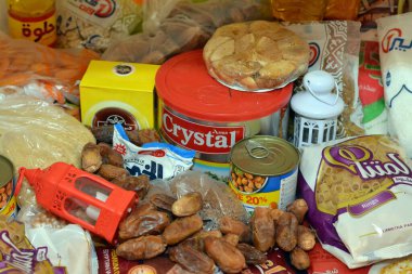 Kahire, Mısır, 12 Mart 2023: Temel ve temel gıda malzemeleri yağ, ghee, şeker, mercimek, fava fasülyesi, pirinç, makarna, tuz, çay ve Ramazan ayı günleri, hindistan cevizi, kayısı ezmesi, kuru üzüm, yer fıstığı