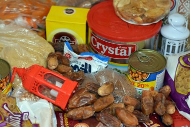 Kahire, Mısır, 12 Mart 2023: Temel ve temel gıda malzemeleri yağ, ghee, şeker, mercimek, fava fasülyesi, pirinç, makarna, tuz, çay ve Ramazan ayı günleri, hindistan cevizi, kayısı ezmesi, kuru üzüm, yer fıstığı