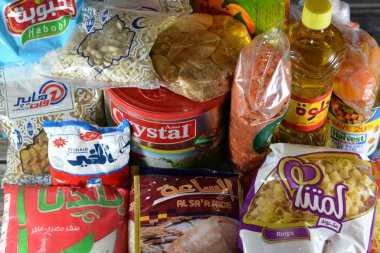 Kahire, Mısır, 12 Mart 2023: Temel ve temel gıda malzemeleri yağ, ghee, şeker, mercimek, fava fasülyesi, pirinç, makarna, tuz, çay ve Ramazan ayı günleri, hindistan cevizi, kayısı ezmesi, kuru üzüm, yer fıstığı