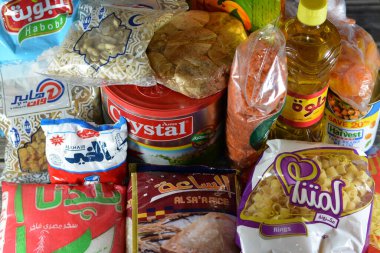 Kahire, Mısır, 12 Mart 2023: Temel ve temel gıda malzemeleri yağ, ghee, şeker, mercimek, fava fasülyesi, pirinç, makarna, tuz, çay ve Ramazan ayı günleri, hindistan cevizi, kayısı ezmesi, kuru üzüm, yer fıstığı