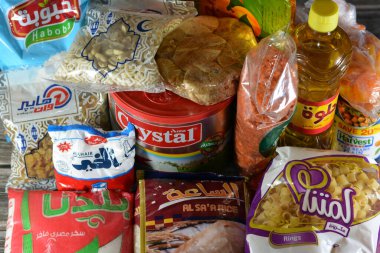 Kahire, Mısır, 12 Mart 2023: Temel ve temel gıda malzemeleri yağ, ghee, şeker, mercimek, fava fasülyesi, pirinç, makarna, tuz, çay ve Ramazan ayı günleri, hindistan cevizi, kayısı ezmesi, kuru üzüm, yer fıstığı