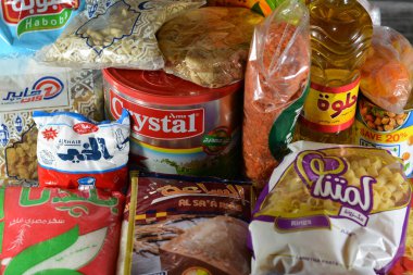 Kahire, Mısır, 12 Mart 2023: Temel ve temel gıda malzemeleri yağ, ghee, şeker, mercimek, fava fasülyesi, pirinç, makarna, tuz, çay ve Ramazan ayı günleri, hindistan cevizi, kayısı ezmesi, kuru üzüm, yer fıstığı