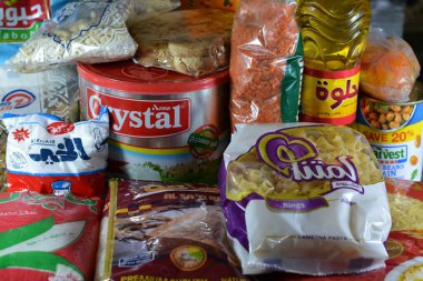 Kahire, Mısır, 12 Mart 2023: Temel ve temel gıda malzemeleri yağ, ghee, şeker, mercimek, fava fasülyesi, pirinç, makarna, tuz, çay ve Ramazan ayı günleri, hindistan cevizi, kayısı ezmesi, kuru üzüm, yer fıstığı