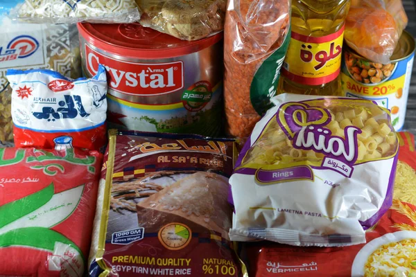 Kahire, Mısır, 12 Mart 2023: Temel ve temel gıda malzemeleri yağ, ghee, şeker, mercimek, fava fasülyesi, pirinç, makarna, tuz, çay ve Ramazan ayı günleri, hindistan cevizi, kayısı ezmesi, kuru üzüm, yer fıstığı