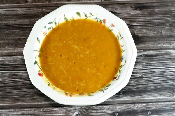 小扁豆汤是一种以小扁豆为主要配料的汤 它可以是素食 也可以是肉食 使用欧洲 拉丁美洲和中东使用的黄色小扁豆配马鞭草 — 图库照片