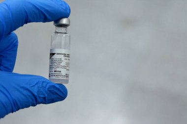 Kahire, Mısır, 11 Mart 2023: Çocuklar ve yetişkinler için omuz kaslarına Difteri Tetanos aşısı, Vacsera Mısır tarafından yapılan difteri ve tetanos toksit aşısı