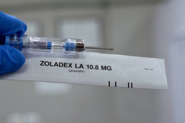 Kahire, Mısır, 11 Mart 2023: Zoladex LA 10.8 mg goserelin asetat endometriyozis, endometriyal incelme, meme kanseri ve AstraZeneca UK tarafından prostat kanseri olarak belirtilen neoplastik implant.