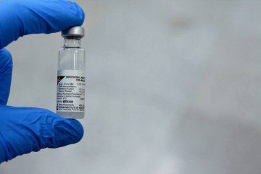 Kahire, Mısır, 11 Mart 2023: Çocuklar ve yetişkinler için omuz kaslarına Difteri Tetanos aşısı, Vacsera Mısır tarafından yapılan difteri ve tetanos toksit aşısı