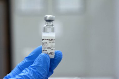 Kahire, Mısır, 11 Mart 2023: Çocuklar ve yetişkinler için omuz kaslarına Difteri Tetanos aşısı, Vacsera Mısır tarafından yapılan difteri ve tetanos toksit aşısı