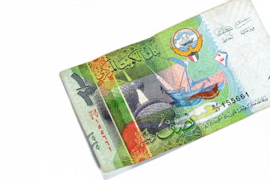 Kuveyt 'in ters tarafında yarım dinar yeşil kağıt banknot nakit para banknotu para banknotu Kuveyt Kuleleri ve beyaz arka planda izole arma ve Kuveyt bayrağı ile bir dhow gemi sayısı 2014 yer almaktadır