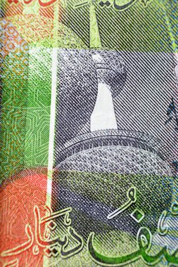 Kuveyt 'teki kuleler, Kuveyt' in ters tarafından kapatıldı. Yarım dinar yeşil kağıt banknot nakit para fatura banknotu. Ayrıca, 2014 yılında Kuveyt arması ve bayrağı taşıyan bir dhow gemi sorunu da yer alıyor.