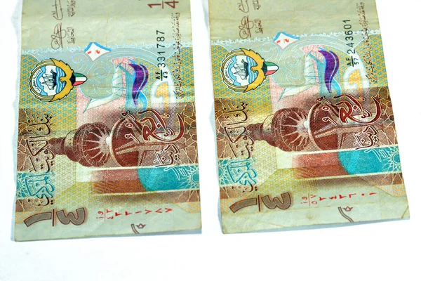 科威特季度第纳尔纸钞钞票钞票的背面印有解放塔及2014年独桅帆船的字样 白色上有科威特国徽和国旗 — 图库照片