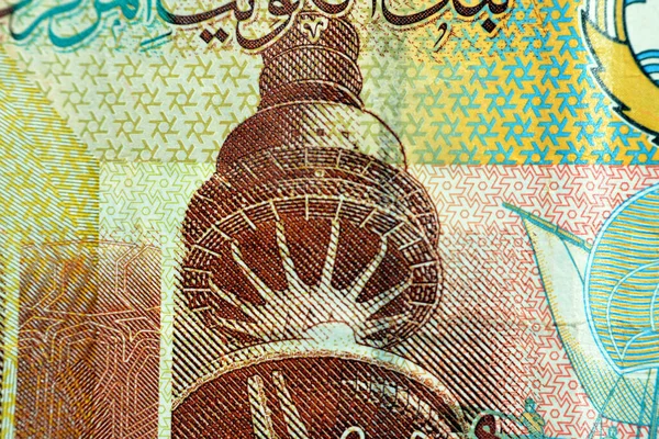 クウェートの反対側から近い解放塔4分の1の茶色の紙幣銀行券現金通貨また クウェートの紋章と旗を持つダウ船の問題2014を備えています — ストック写真