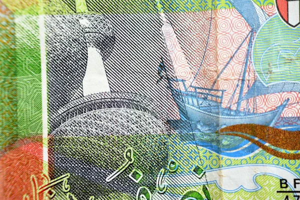 科威特半第纳尔绿纸钞票钞票钞票背面的特写是科威特塔台和2014年带有科威特国徽和国旗的单桅帆船 — 图库照片