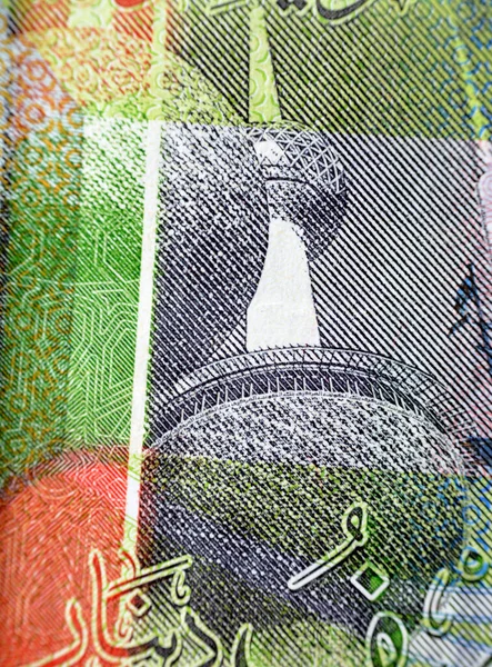 クウェートの反対側から近いクウェートの塔半ディナールの緑の紙紙幣紙幣はまた クウェートの紋章と旗を持つダウ船の問題2014を備えています — ストック写真