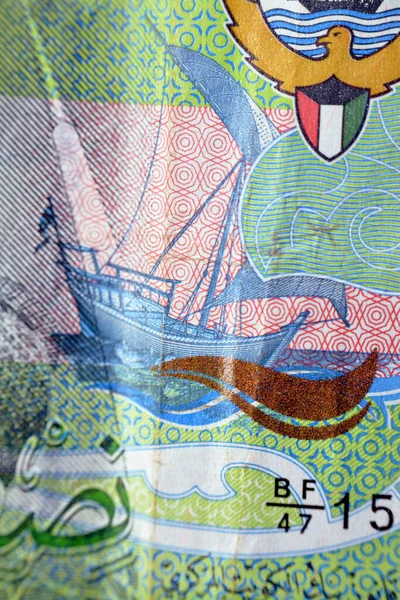科威特半第纳尔绿皮书钞票钞票钞票背面的一艘独桅帆船特写也是科威特塔楼发行的2014年科威特国徽和国旗 — 图库照片