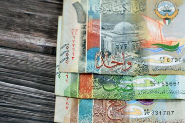 Kuveyt 1, yarım ve çeyrek dinar kağıt para banknotları nakit para banknotları büyük cami, kurtuluş kulesi, dhow gemisi, deniz kaplumbağası, balık, geleneksel ahşap kapı ve Kuveyt arması