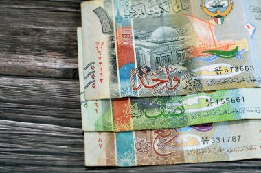 Kuveyt 1, yarım ve çeyrek dinar kağıt para banknotları nakit para banknotları büyük cami, kurtuluş kulesi, dhow gemisi, deniz kaplumbağası, balık, geleneksel ahşap kapı ve Kuveyt arması