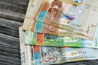 Kuveyt 1, yarım ve çeyrek dinar kağıt para banknotları nakit para banknotları büyük cami, kurtuluş kulesi, dhow gemisi, deniz kaplumbağası, balık, geleneksel ahşap kapı ve Kuveyt arması