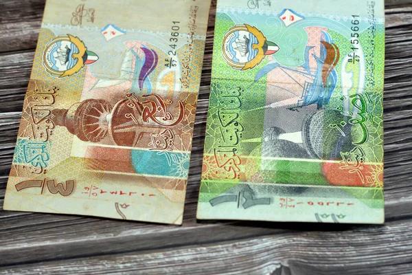 クウェート半分と四分の一ディナール紙幣現金紙幣通貨機能クウェート塔 ダウ船 クウェートの旗 第1コイン 木製のドアと解放塔 — ストック写真