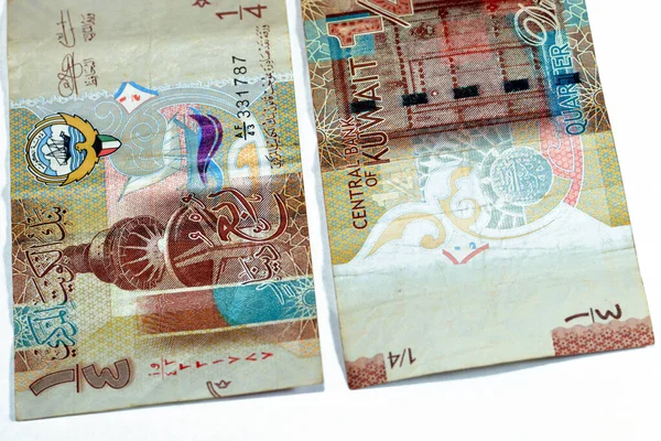クウェート4分の1ディナール紙幣銀行券現金通貨機能解放塔と2014年のダウ船の問題クウェートの紋章 伝統的な木製のドアと第1クウェートコイン — ストック写真