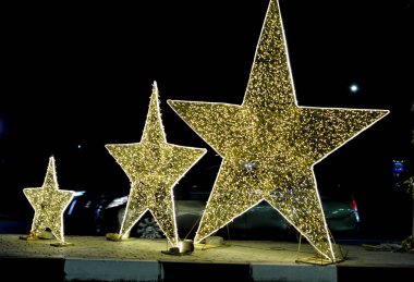 Kahire, Mısır, 15 Mart 2023: Mısır sokaklarındaki şenlikli dekorasyonların arka planı, Müslümanlar arasında Ramazan ayı kutlaması, seçici odaklanma.