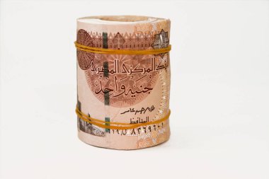 Mısır para tomarı, 1 EGP LE 1 Mısırlı nakit para banknotları lastik bantlarla sarılmış Cami ve Kaaitbay mozolesi ve Abu Simbel tapınakları beyaz üzerine izole edilmiş