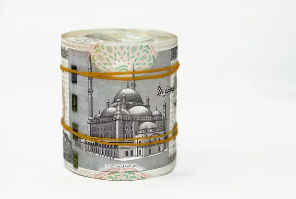 Egp 20エジプトポンドの現金紙幣は ムハンマド モスク ファラオ戦争戦車 セヌスレット1世の礼拝堂からのフリーズ エジプトのお金バンドルロールのイメージでゴムバンドでロールアップ — ストック写真