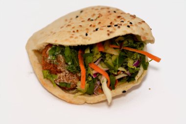 Doldurulmuş Falafel sandviçi, çok popüler ve geleneksel bir Mısır yemeği, gevrek ve kıtır doğranmış domatesli, salatalıklı, soğanlı, tahinili, gevrek sıcak falafel toplarıyla doldurulmuş bir Shami Suriye pide ekmeği.