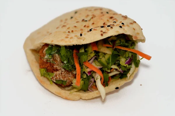 Doldurulmuş Falafel sandviçi, çok popüler ve geleneksel bir Mısır yemeği, gevrek ve kıtır doğranmış domatesli, salatalıklı, soğanlı, tahinili, gevrek sıcak falafel toplarıyla doldurulmuş bir Shami Suriye pide ekmeği.