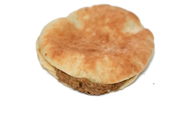混合了油的蚕豆 芝麻酱 胡椒粉 沙米叙利亚皮塔式面包中的香料 从白色背景中分离出来的传统流行的埃及豆三明治的精选焦点 — 图库照片
