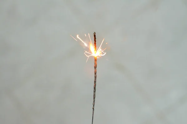 誕生日 お祭りのカーニバル花火は火の上に輝き 記念日 楽しさ パーティーのコンセプト 選択的な焦点のお祝いの印として火花を散らしキャンドルの背景 — ストック写真