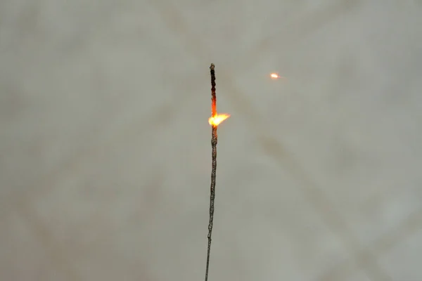 誕生日 お祭りのカーニバル花火は火の上に輝き 記念日 楽しさ パーティーのコンセプト 選択的な焦点のお祝いの印として火花を散らしキャンドルの背景 — ストック写真