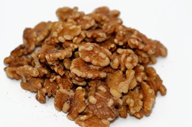 Juglans (Juglandaceae familyasından), özellikle Ramazan ayında Müslümanlar için tatlı ve tatlı olarak kullanılan ve birçok besin içeren herhangi bir ağacın yenilebilir tohumu olan ceviz.